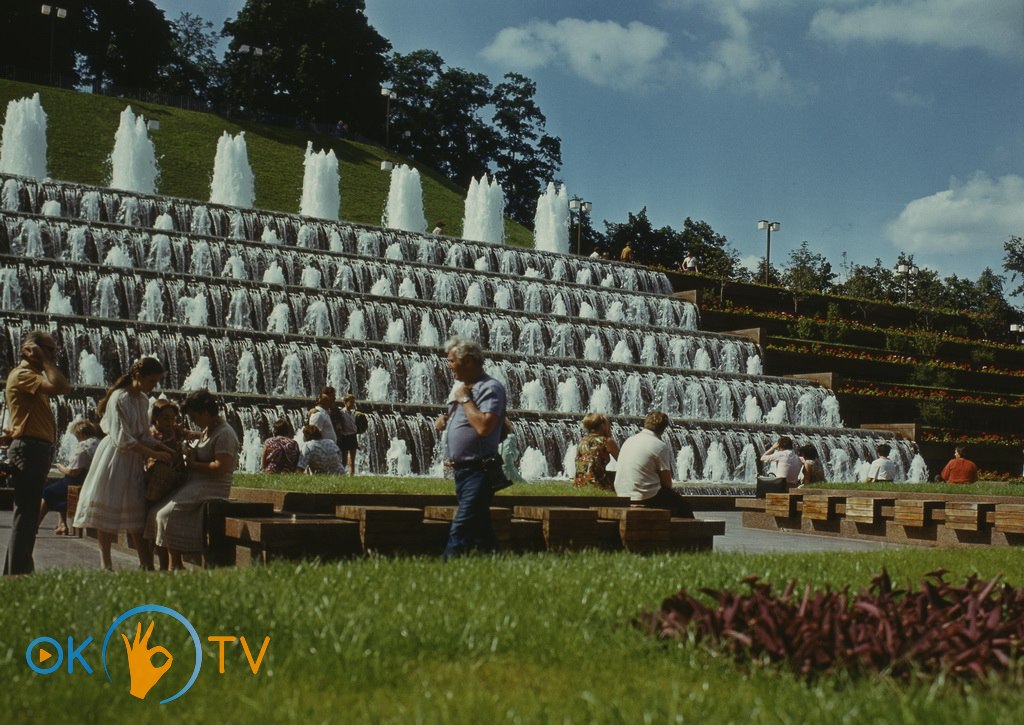 Каскадний          фонтан          при          вході          на          Володимирську          гірку.          1982          рік