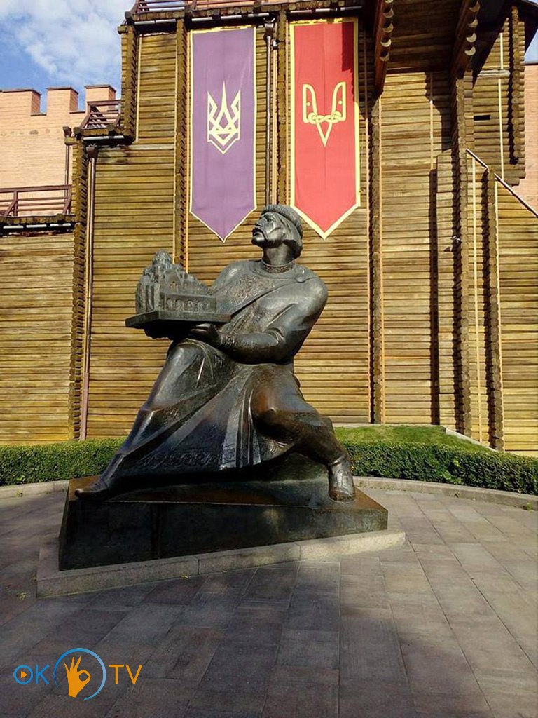 Памятник          Ярославу          Мудрому          возле          Золотых          ворот.          2010-е          годы