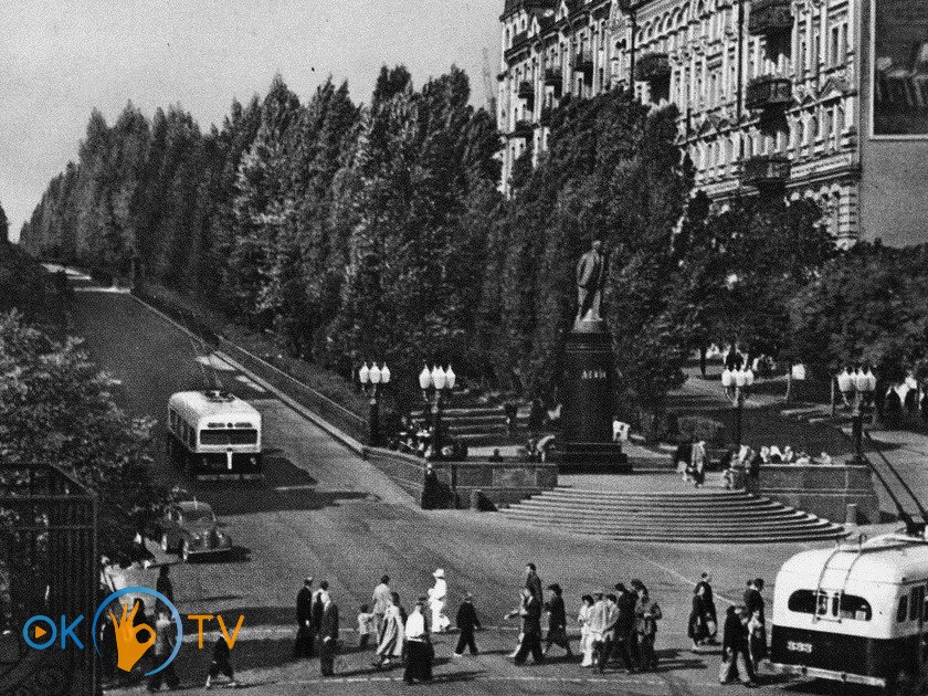 Пам’ятник          Леніну          навпроти          Бессарабського          ринку.          1950-ті          роки