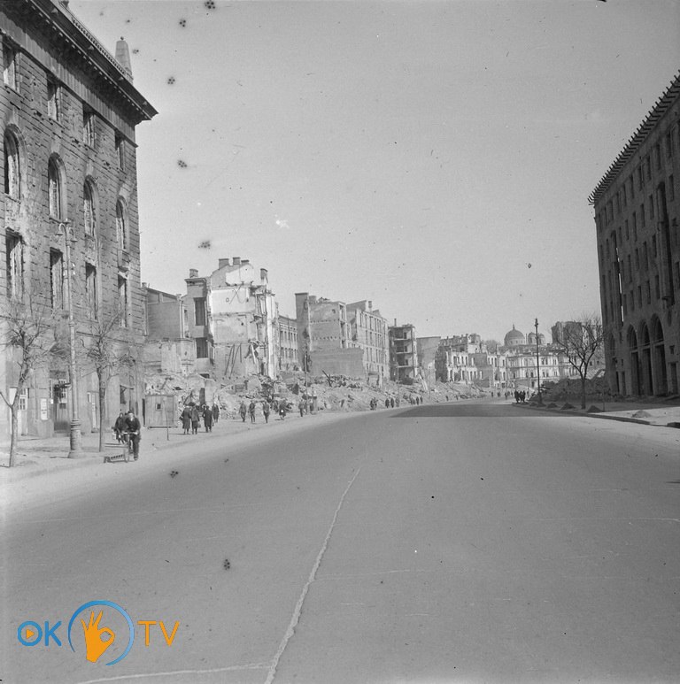 Вціліла          будівля          колишнього          банку          на          спаленому          Хрещатику.          1942          рік