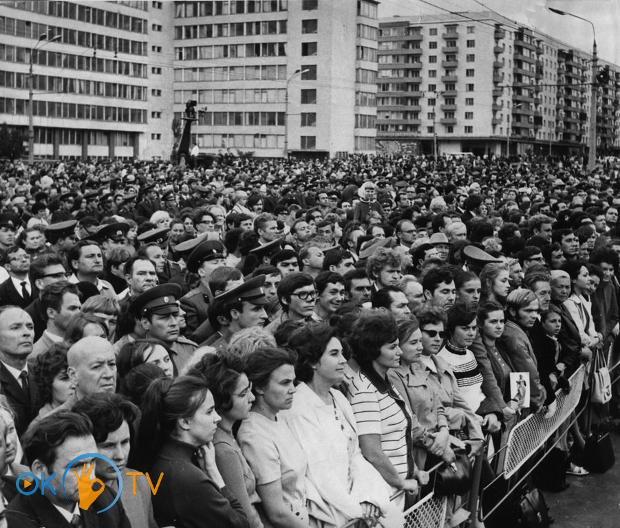 Митинг          киевлян          во          время          открытия          памятника          Лесе          Украинке.          9          сентября          1973          года