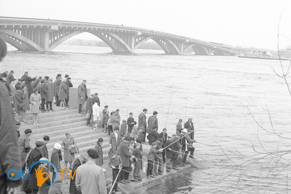 Рыбаки          возле          станции          Днепр          во          время          паводка.          Апрель          1970          года