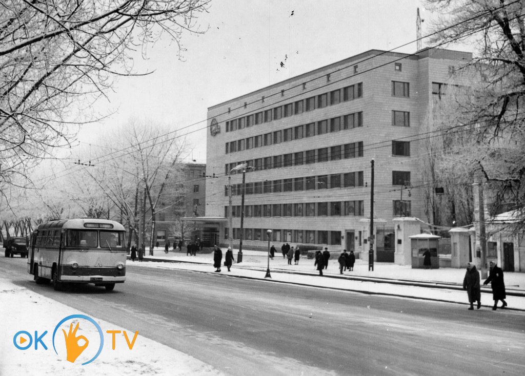 Вид          административного          здания          метрополитена          со          стороны          Брест-Литовского          шоссе          (сейчас          проспект          Победы).          1964          год