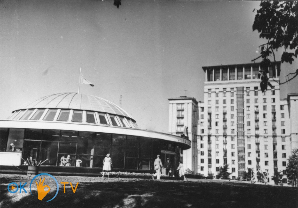 Верхній          вестибюль          станції          Хрещатик          на          вулиці          Жовтневої          революції.          1960-ті          роки