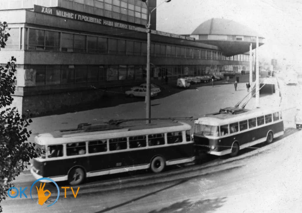 Тролейбус          —          наступник          деміївського          трамваю          на          площі          Дзержинського.          Кінець          1970-х          років