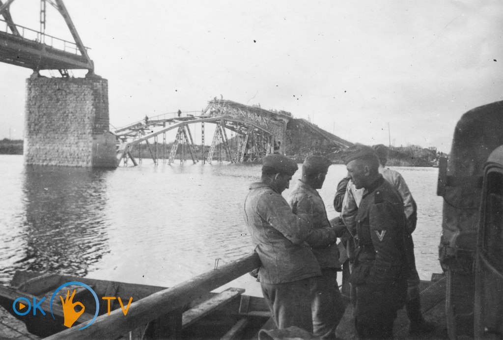 Німецькі          вояки          та          тлі          зруйнованого          моста.          1941          рік.          Фото          з          колекції          Стефана          Машкевича