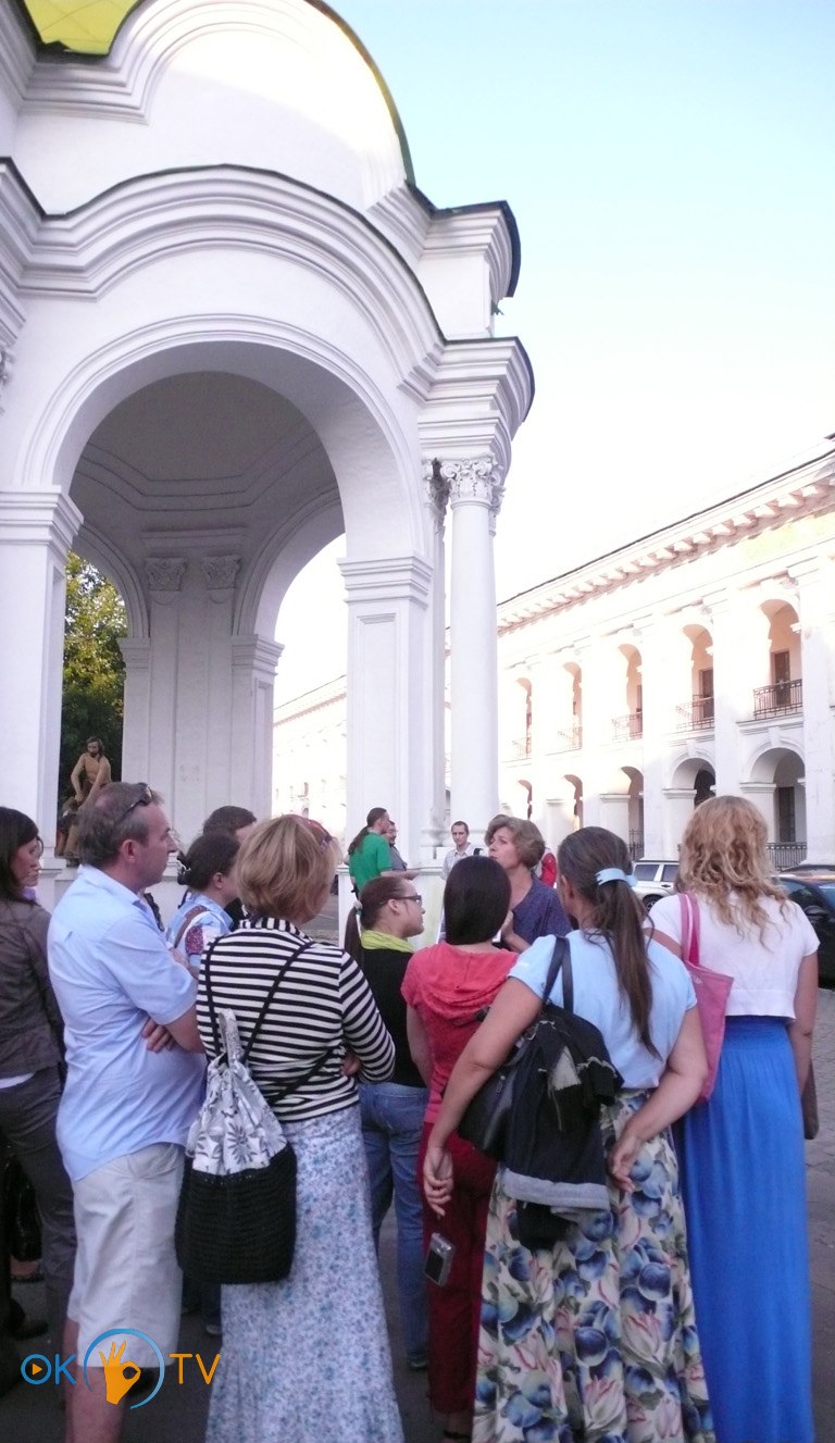 Туристы          возле          фонтана          Самсон.          2011          год