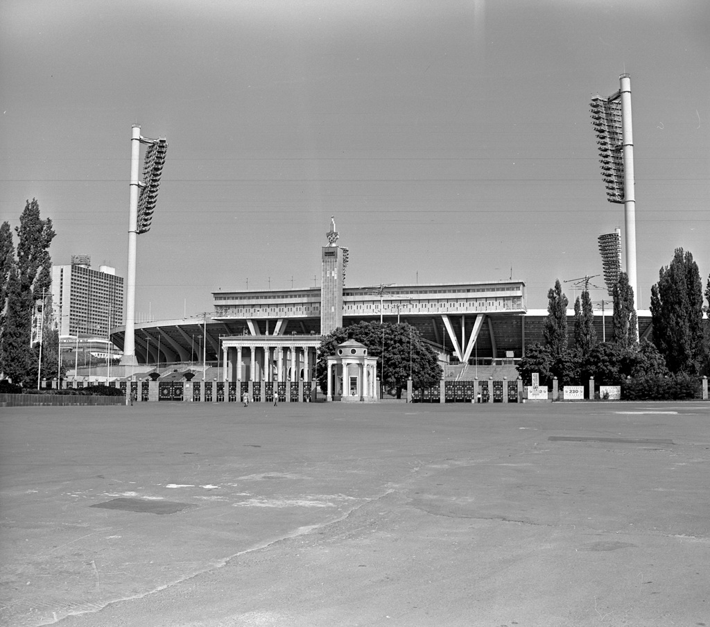 Республіканський          стадіон          і          площа          перед          ним.          1982          рік