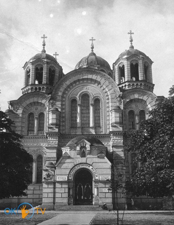 Антирелігійний          музей          у          Володимирському          соборі.          1932          рік