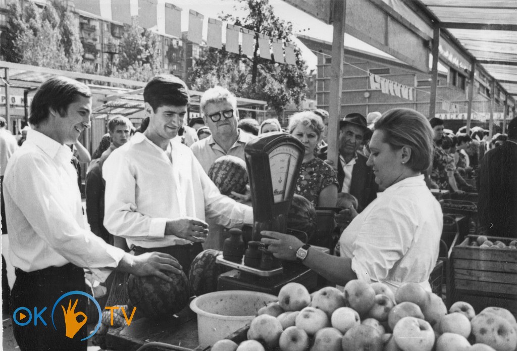 Торгівля          фруктами          на          Володимирському          ринку.          1970-ті          роки