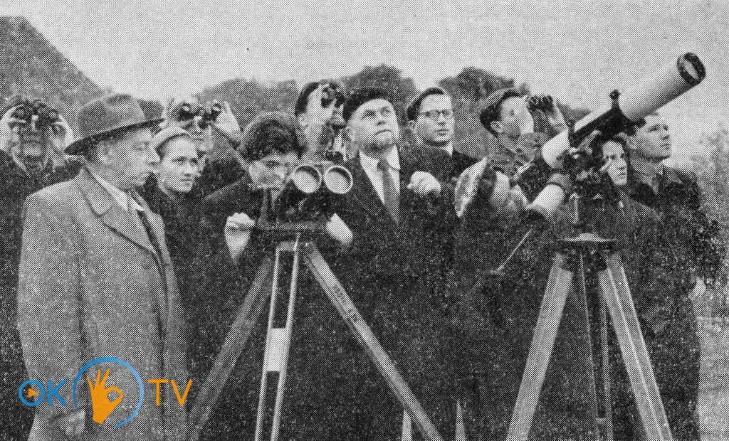 Наукові          співробітники          та          студенти          КДУ          ім.          Шевченка          спостерігають          за          штучним          супутником          Землі.          1958          рік