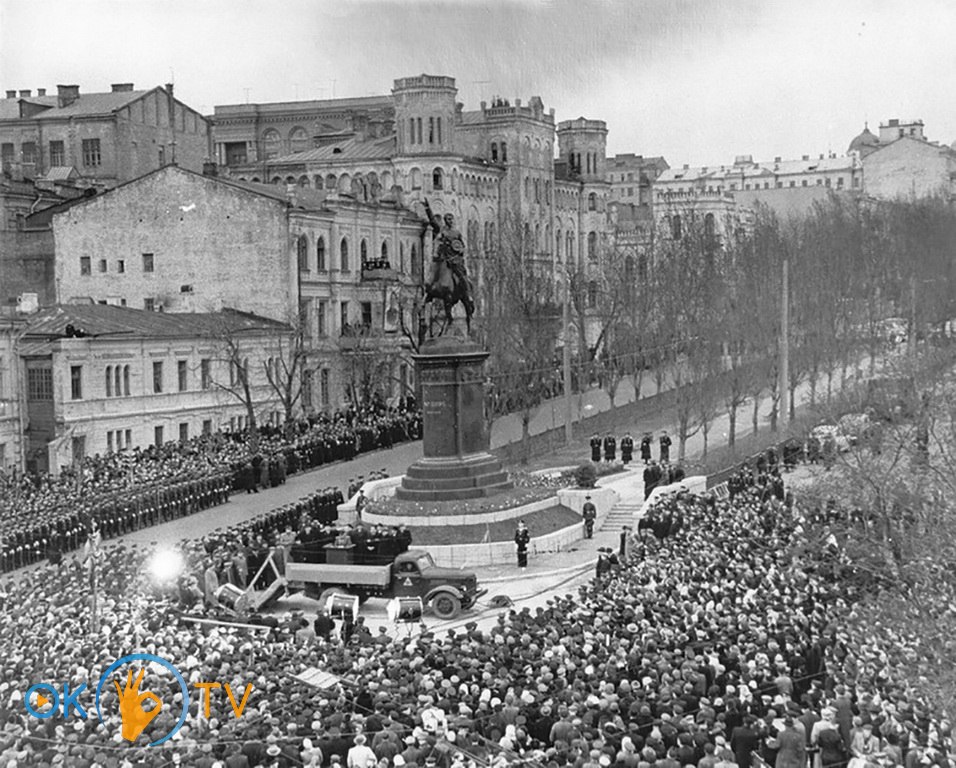 Бывший          дом          Фромметта          на          бульваре          Шевченко          в          день          открытия          памятника          Щорсу.          30          апреля          1954          года