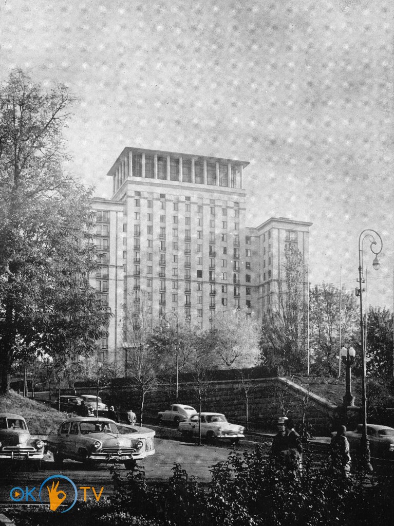 Недавно          сданная          в          эксплуатацию          гостиница          Москва.          1961          год