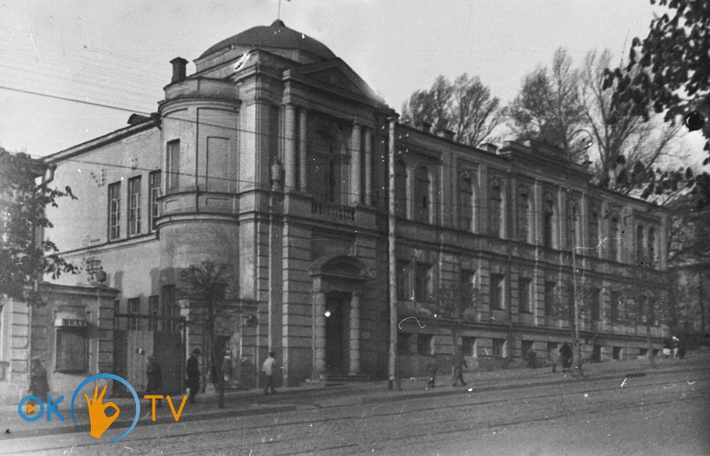 Школа          в          бывшей          Коллегии          Павла          Галагана.          Середина          1930-х          годов