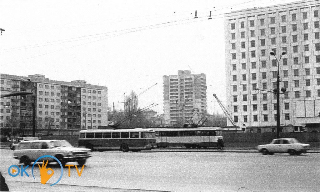 Последний          этап          строительства          административного          здания          на          площади.          Конец          1970-х          годов