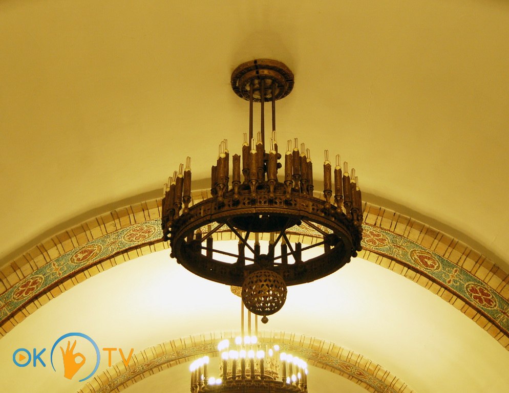 Люстры          станции,          напоминающие          паникадило          Владимирского          собора