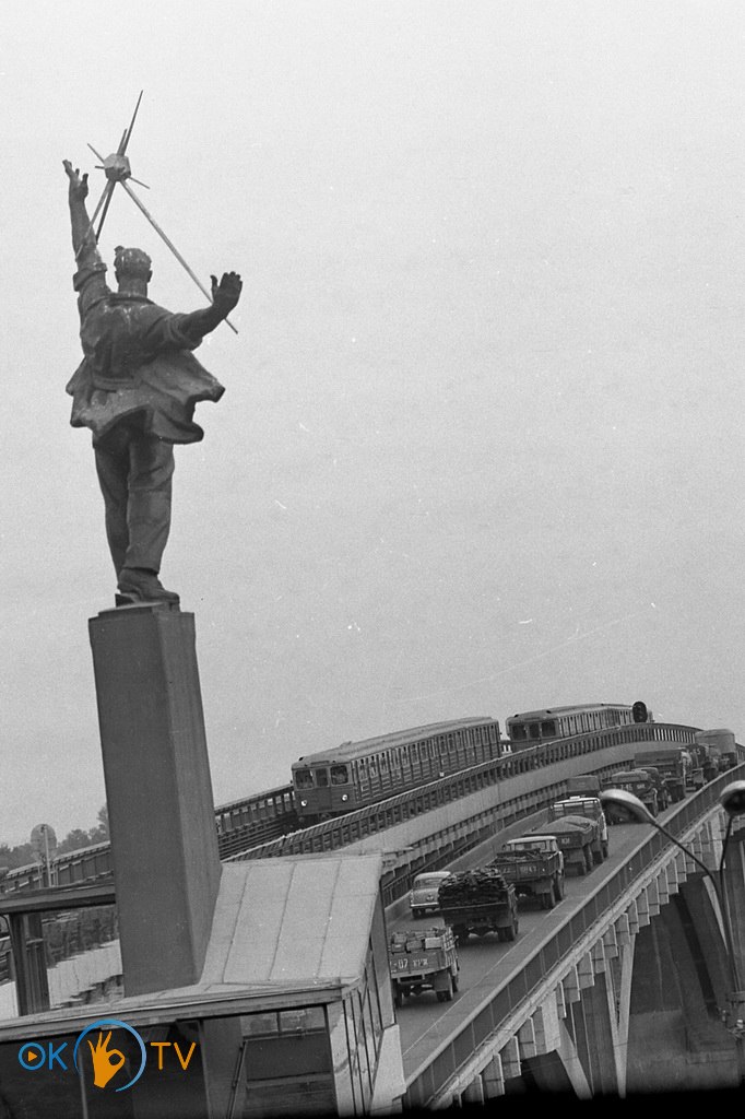 Скульптура          чоловіка,          що          символізує          працю.          1980-ті          роки