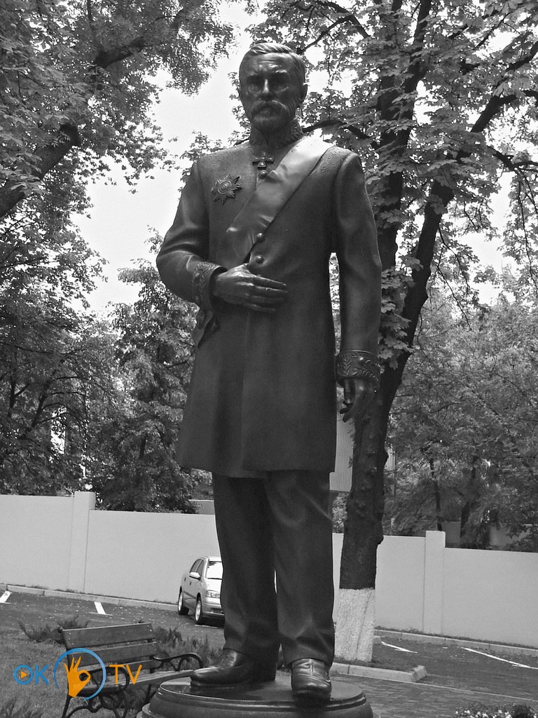 Памятник          Николі          Терещенку          на          території          лікарні          ОХМАТДИТ.          2011          рік