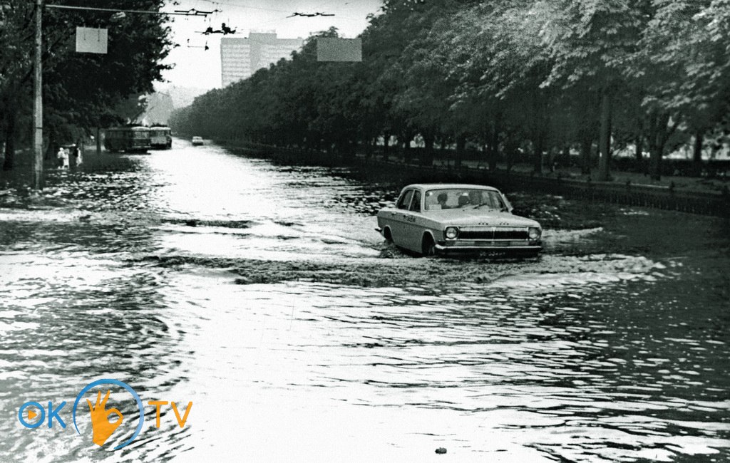 Вода,          яка          залила          після          дощу          бульвар          Шевченка.          1977          рік