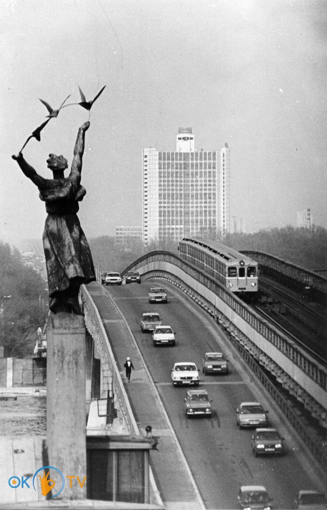 Скульптура          жінки,          що          символізує          мир.          1980-ті          роки