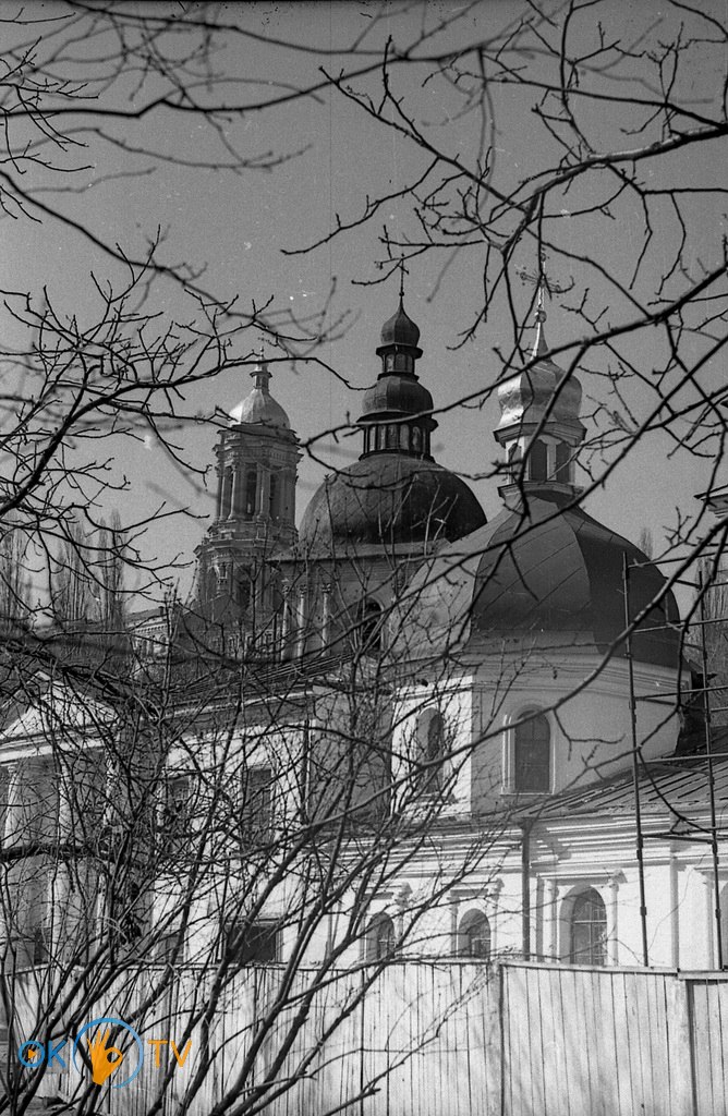 Вид          від          Хрестовоздвиженської          церкви          на          Велику          дзвіницю          Києво-Печерської          лаври.          1973          рік