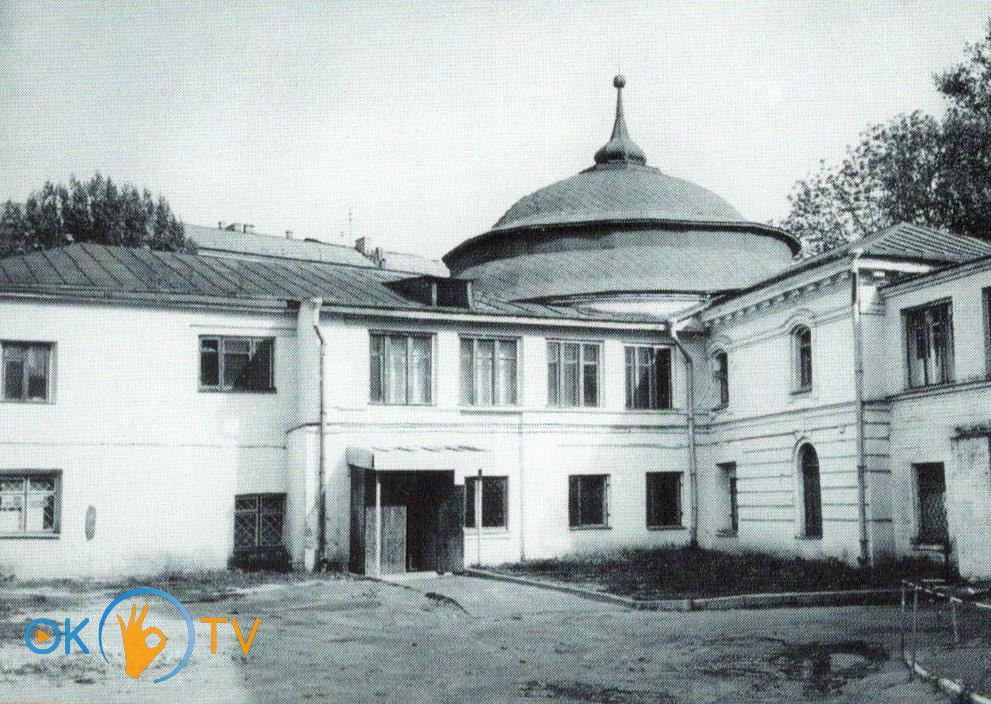 Введенская          обитель          до          реставрации.          Западный          фасад          здания.          Фото          1992          г.