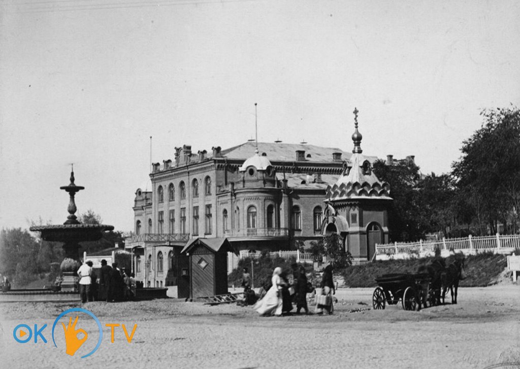 Часовня          св.          Александра          Невского          и          здание          Купеческого          собрания          на          Царской          площади.          1896          год