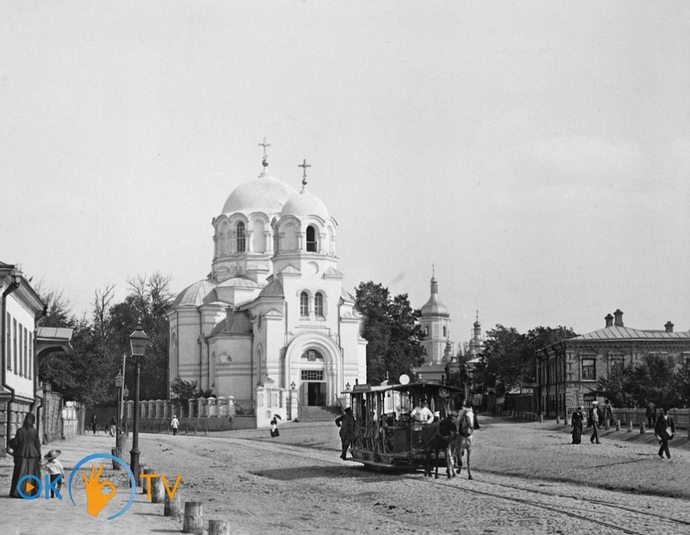 Вагон конки на розі Великої Житомирської та Стрітенської вулиць біля церкви Всіх Скорботних Радості. 1890-ті роки