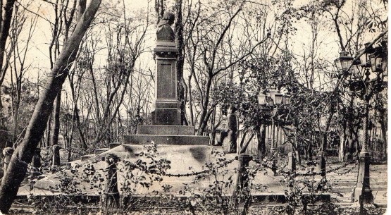 Памятник Гоголю в Нежине