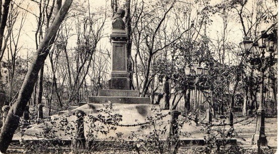 Пам'ятник Гоголю в Ніжині