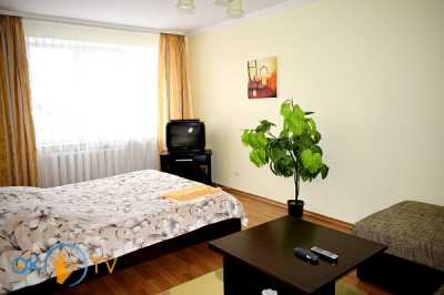 квартира посуточно - Ровно, Центр, ул. Крушельницкой, 73 - фото 2