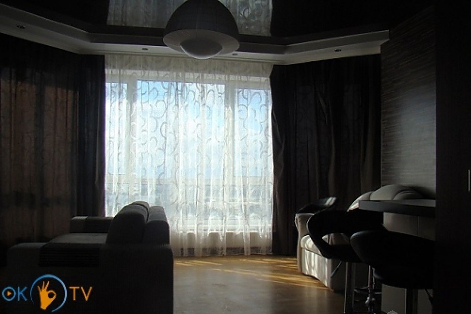 Просторная двухкомнатная квартира с большим панорамным окном и джакузи фото 6