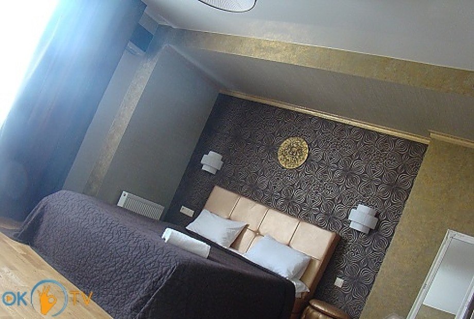 Просторная двухкомнатная квартира с большим панорамным окном и джакузи фото 3