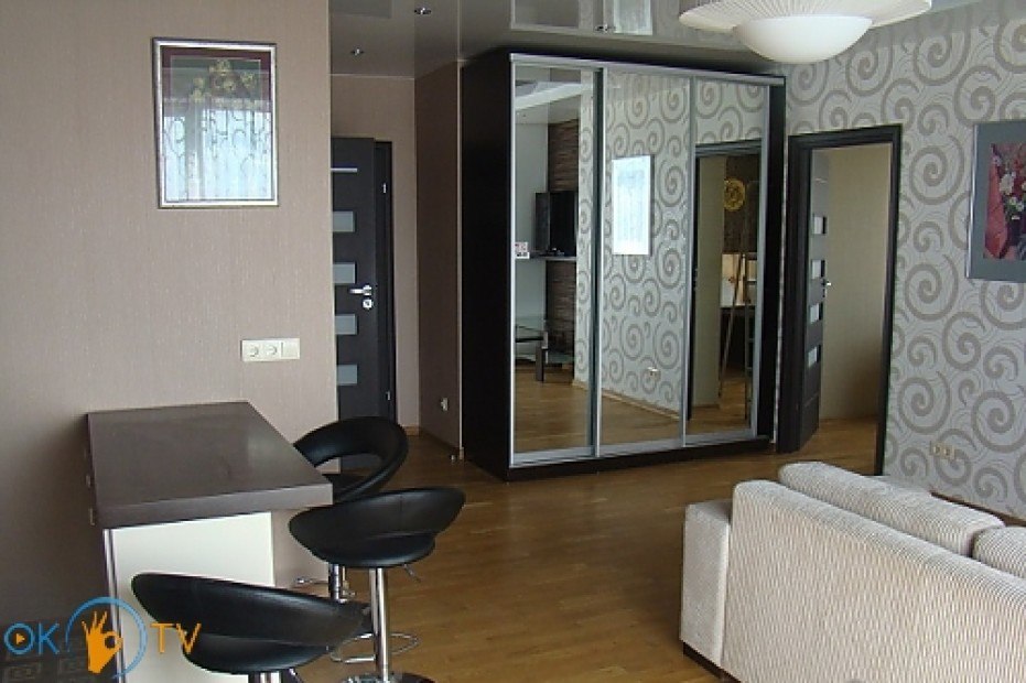 Просторная двухкомнатная квартира с большим панорамным окном и джакузи фото 8