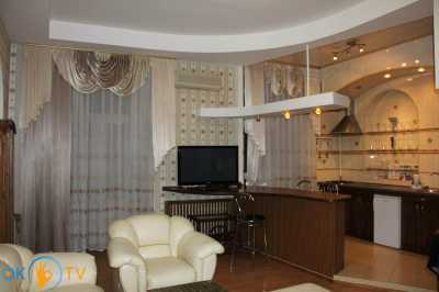 квартира                            посуточно - Одесса, Приморский район, ул. Дерибасовская, 19