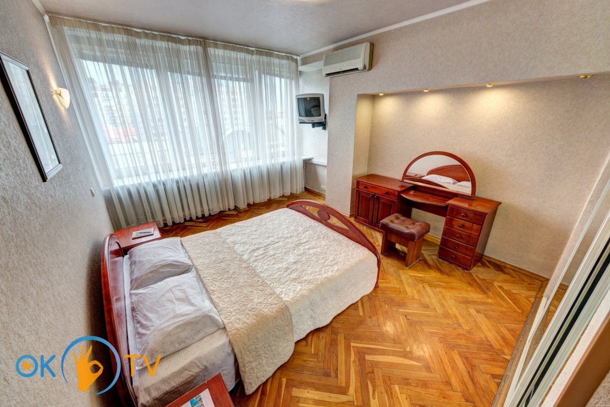 Уютная четырехкомнатная квартира в центре Киева посуточно фото 5