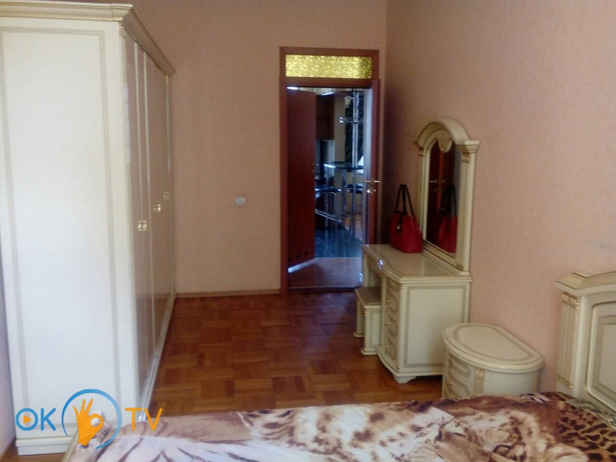 Двухуровневая 4-комнатная квартира в Одессе посуточно, рядом пляж Ланжерон фото 2