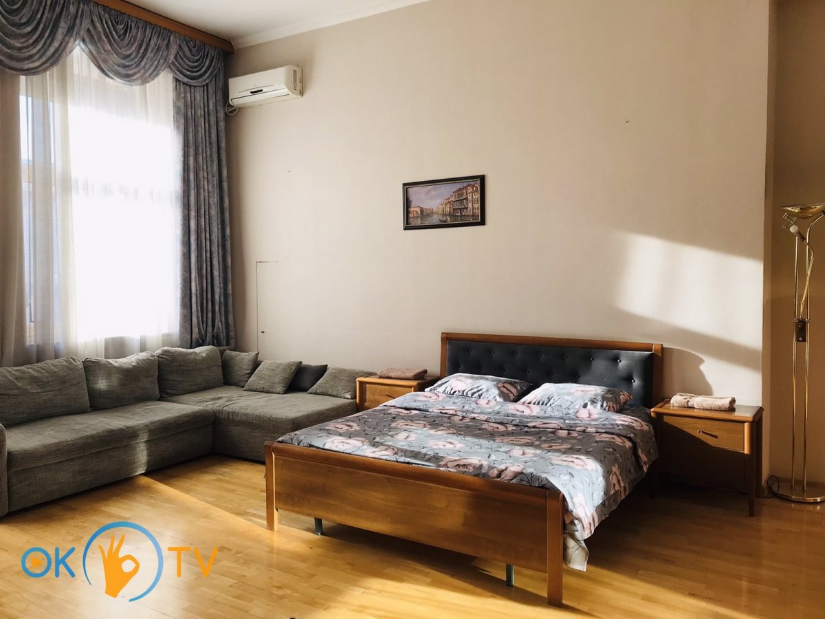 Четырехкомнатная квартира посуточно в центре Киева с тремя спальнями фото 8