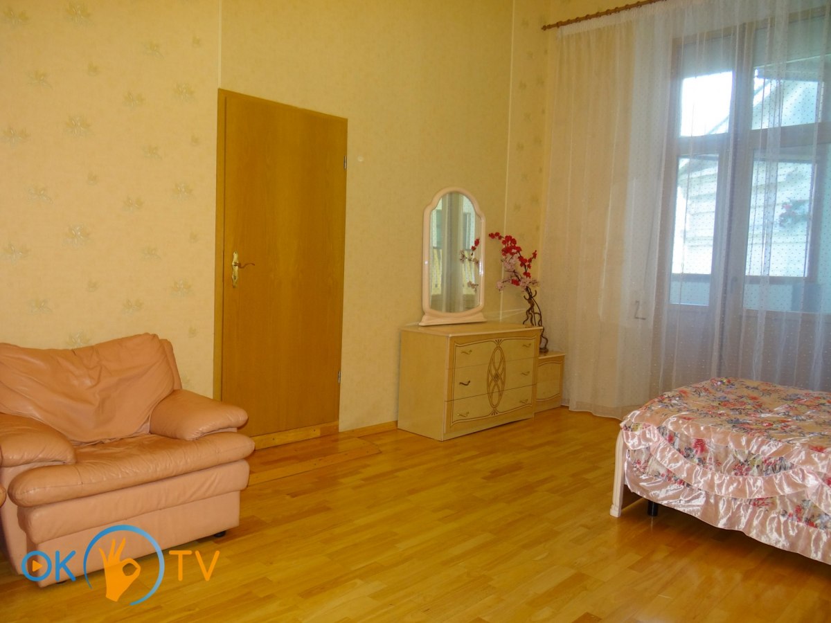 Четырехкомнатная квартира посуточно в центре Киева с тремя спальнями фото 5
