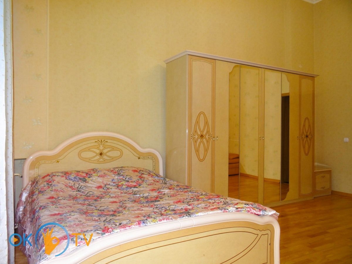 Четырехкомнатная квартира посуточно в центре Киева с тремя спальнями фото 3
