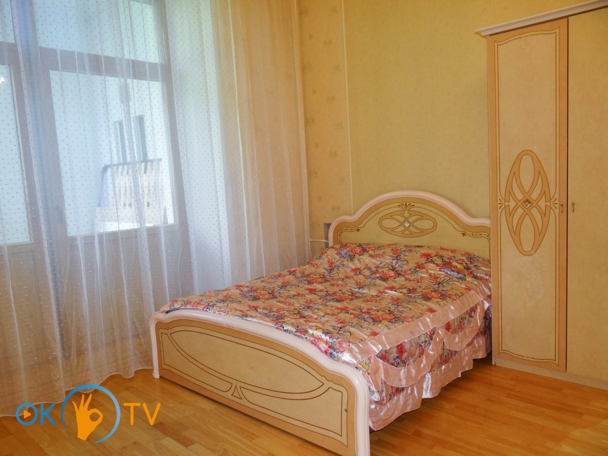 Четырехкомнатная квартира посуточно в центре Киева с тремя спальнями фото 2