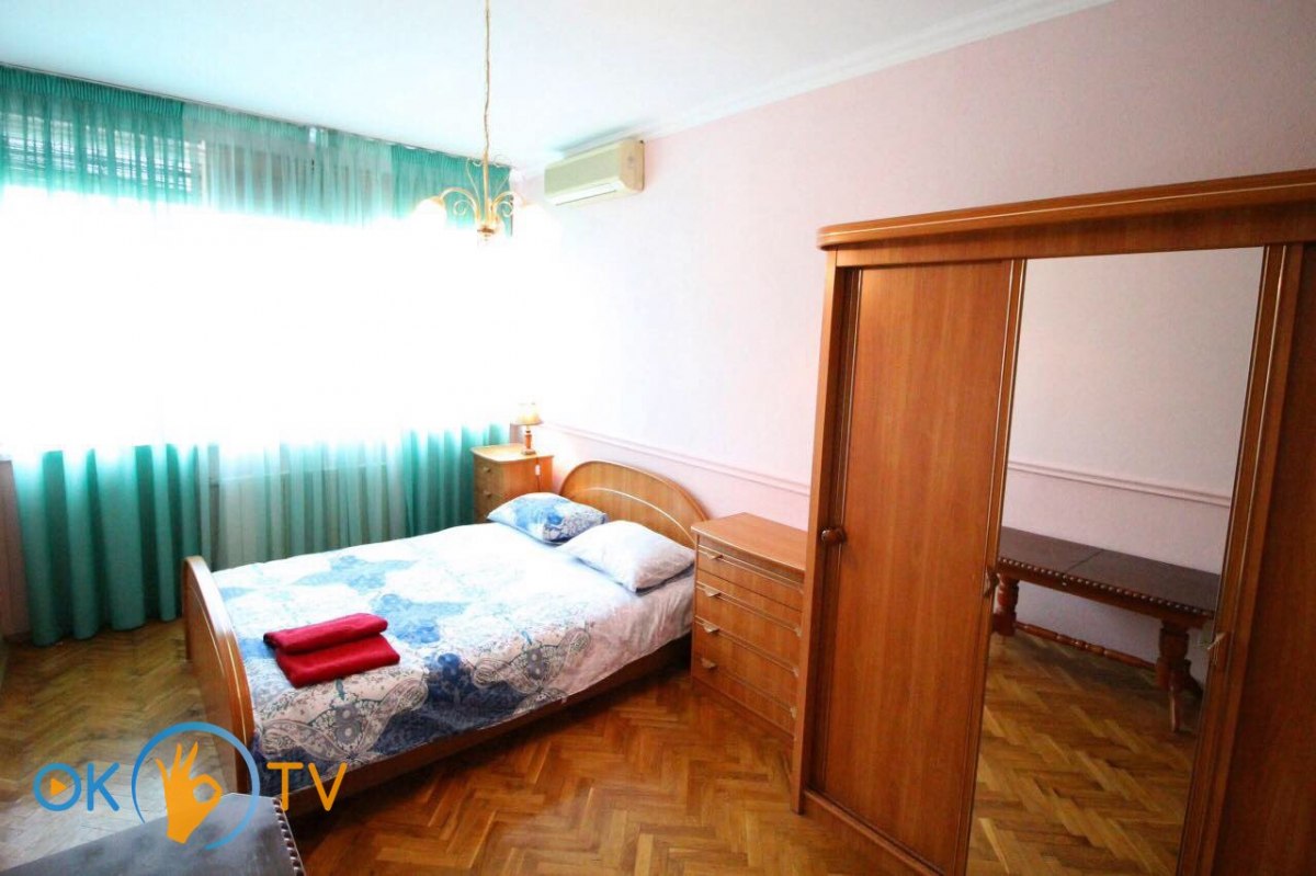 Двухкомнатная квартира посуточно в центре Киева с двумя спальнями фото 3