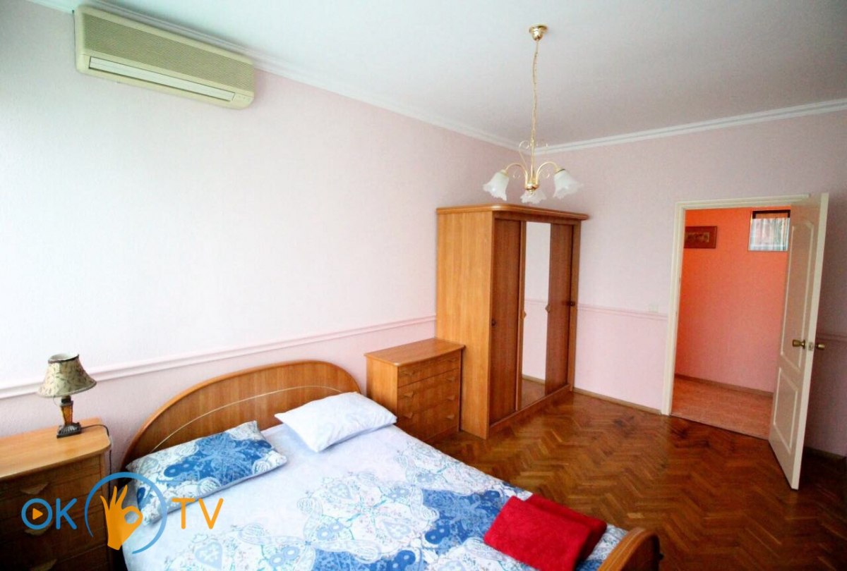 Двухкомнатная квартира посуточно в центре Киева с двумя спальнями фото 4